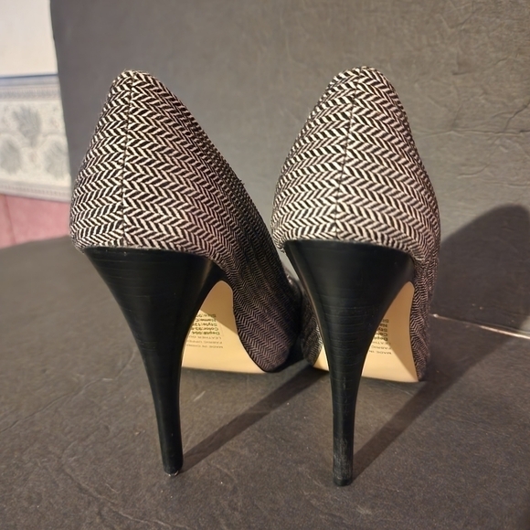 Bakers Cameron Black/White Heels 90B (left shoe need heel cover replaced) - Picture 6 of 11